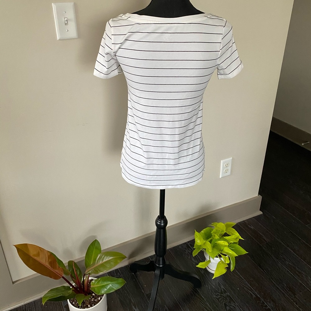 Old Navy basic tee Small - Picture 2 of 3